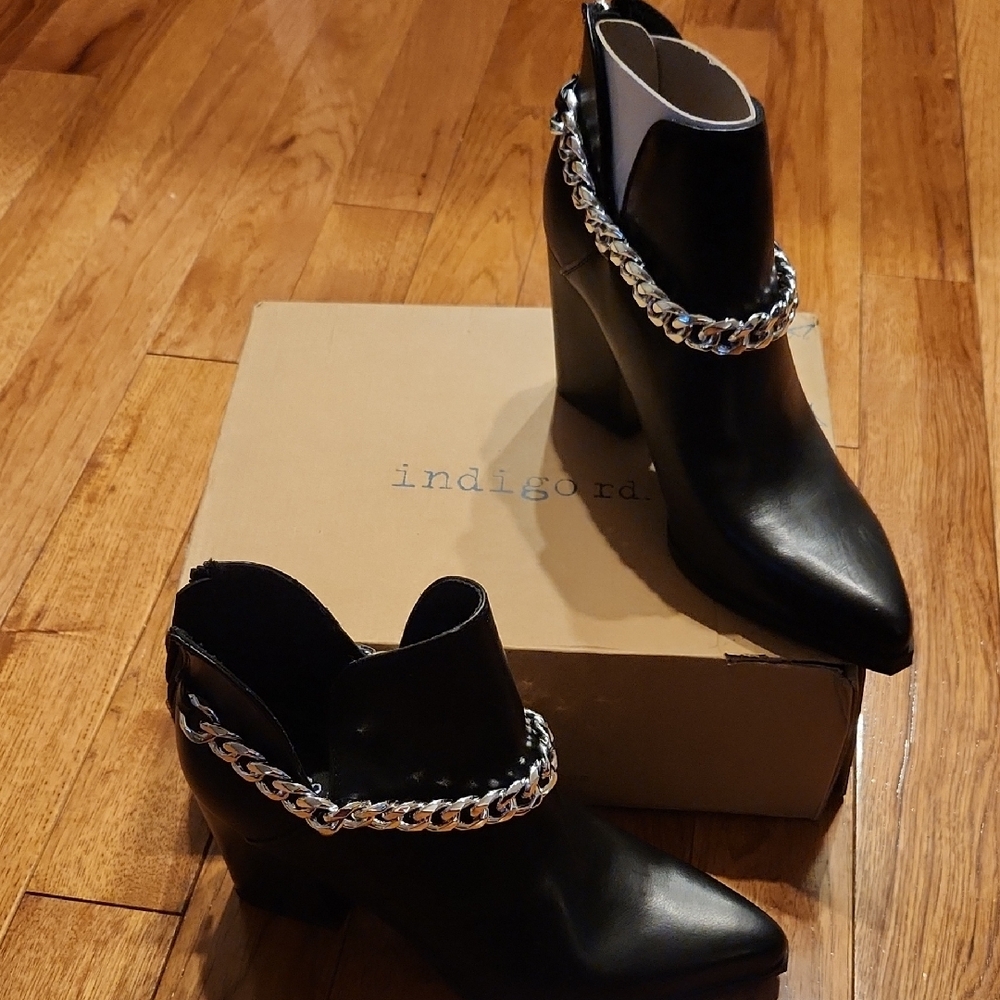 Indigo Rd. Black Leather Ankle Boots Silver Chain Accent Size 10